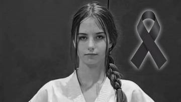 Młoda kobieta w stroju do taekwon-do, z czarną wstążką symbolizującą żałobę w prawym g&oacute;rnym rogu.