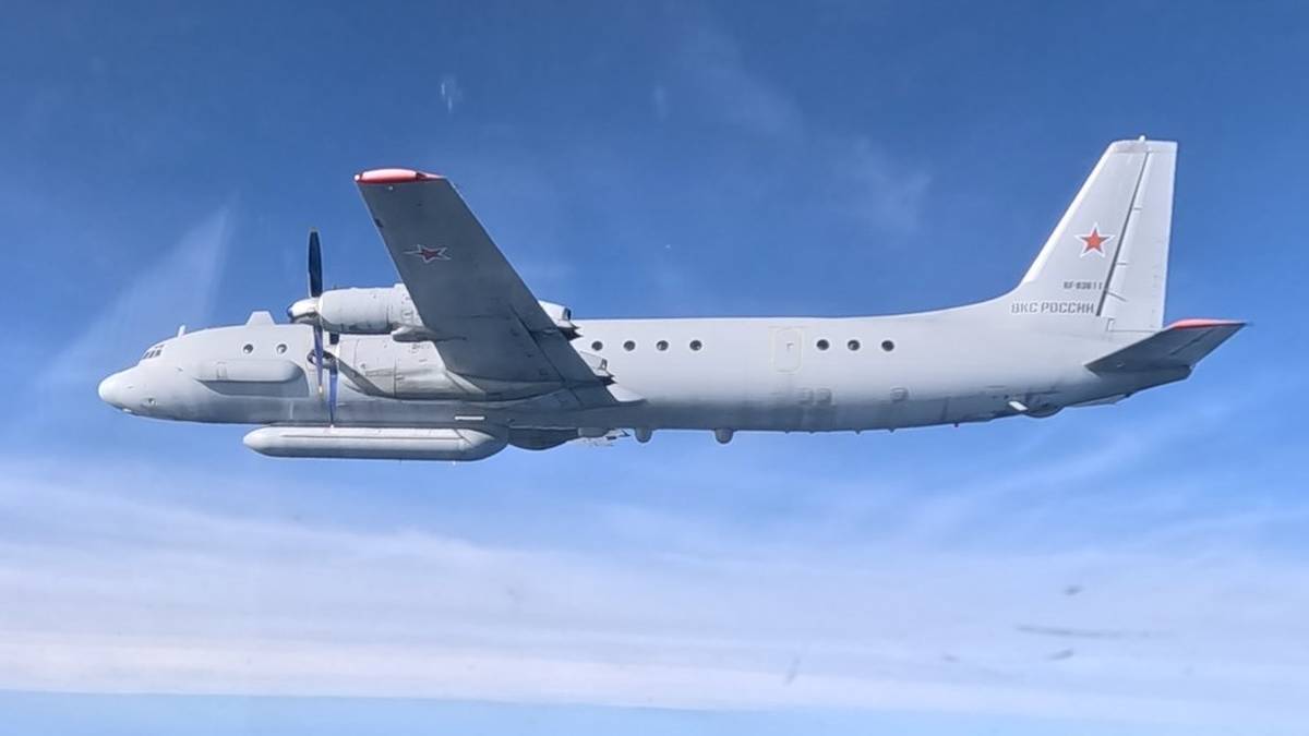 Samolot rozpoznawczy Ił-20 z wyłączonym transponderem lecący nad Morzem Bałtyckim.