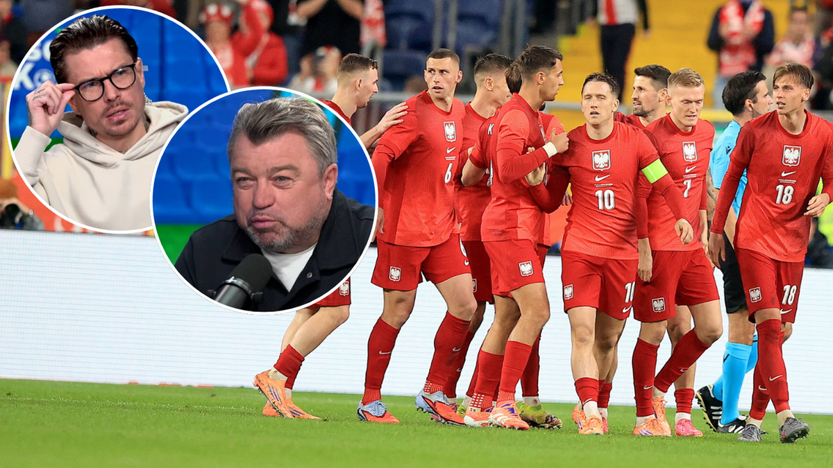 Dwóch mężczyzn ogląda mecz piłki nożnej na ekranie. W oddali grupa piłkarzy w czerwonych koszulkach reprezentacji Polski świętuje zdobycie bramki.