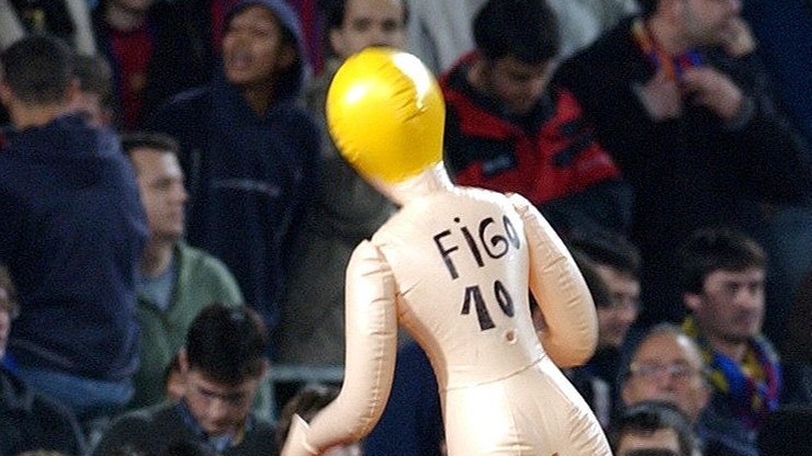 Monety, zapalniczki i świński łeb. 15 lat temu Figo przeżył koszmar na Camp Nou