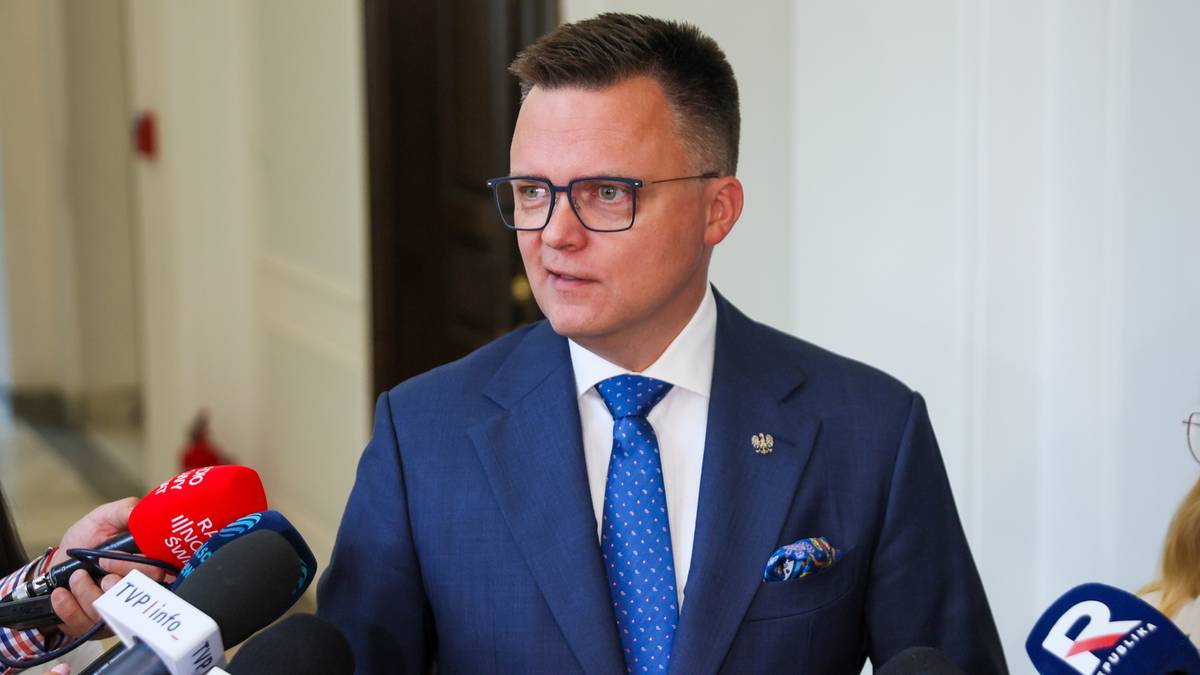 Polityk Lewicy uderza w Szymona Hołownię. "Warto częściej myśleć"