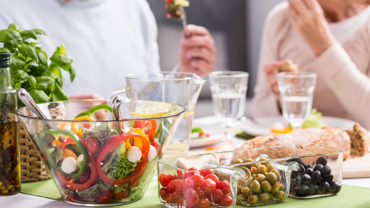 To najlepsza dieta dla seniorów. Spowalnia starzenie i poprawia zdrowie