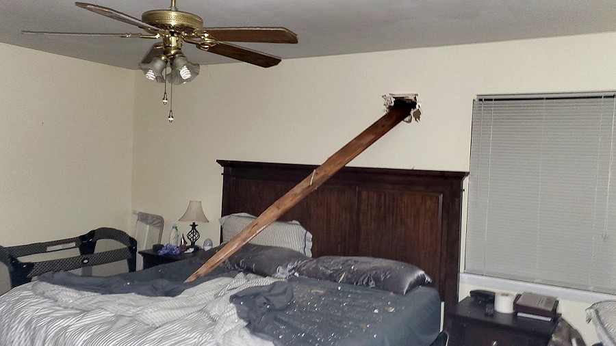 Fragment drzewa przebił ścianę i wbił się w łóżko. Fot. Twitter / Adam Sessums @MSUZeppfan.