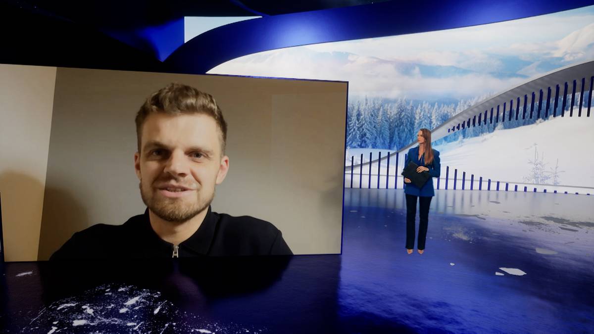 Zbliżenie na twarz mężczyzny uśmiechniętego, obok niego na ekranie kobieta w tle zimowego krajobrazu.