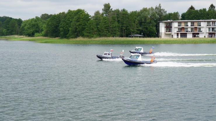 Jezioro Tałty: Siedem osób wypadło z łodzi. Poszukiwane dziecko