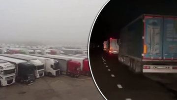 Wiele zaparkowanych ciężarówek w mglistym otoczeniu, nocny widok ciężarówek na drodze