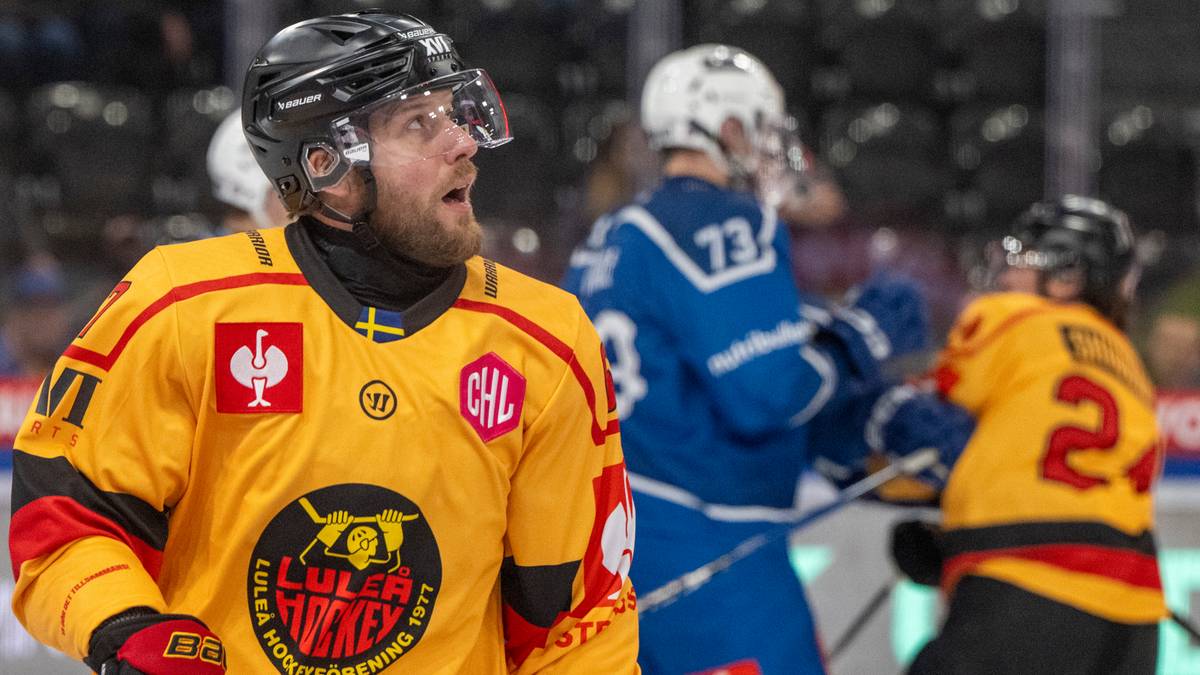 Hokeista w ż&oacute;łtej koszulce Lulea Hockey na lodowisku.