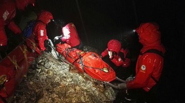 Nocna akcja ratowników TOPR. Poszkodowaną wyciągano na noszach z jaskini