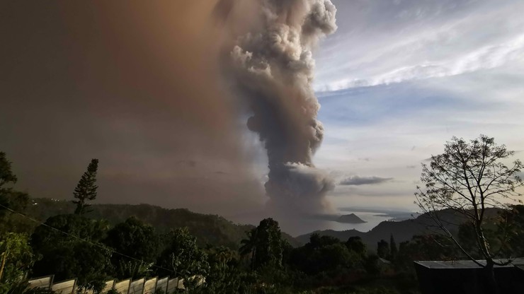 Wulkan Taal na Filipinach przebudził się. Z okolicy ewakuowano 8 tys. mieszkańców