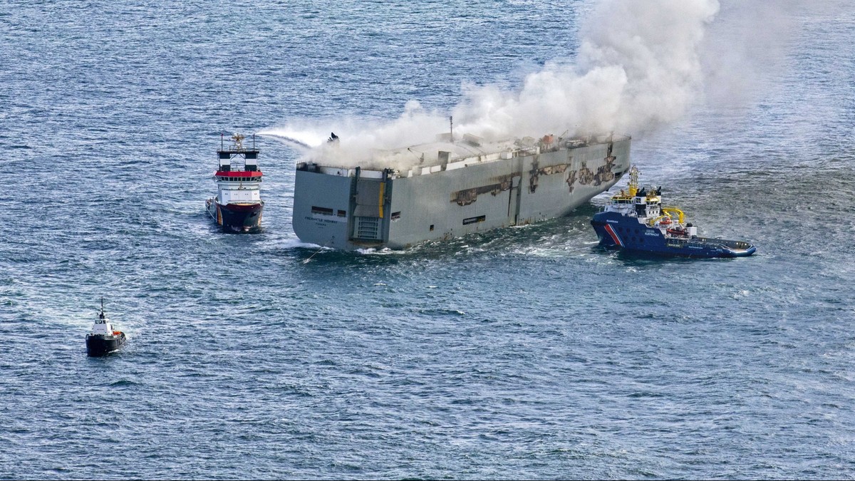 Holandia: Płonie statek Fremantle Highway z autami elektrycznymi. Jest ich więcej niż podawano