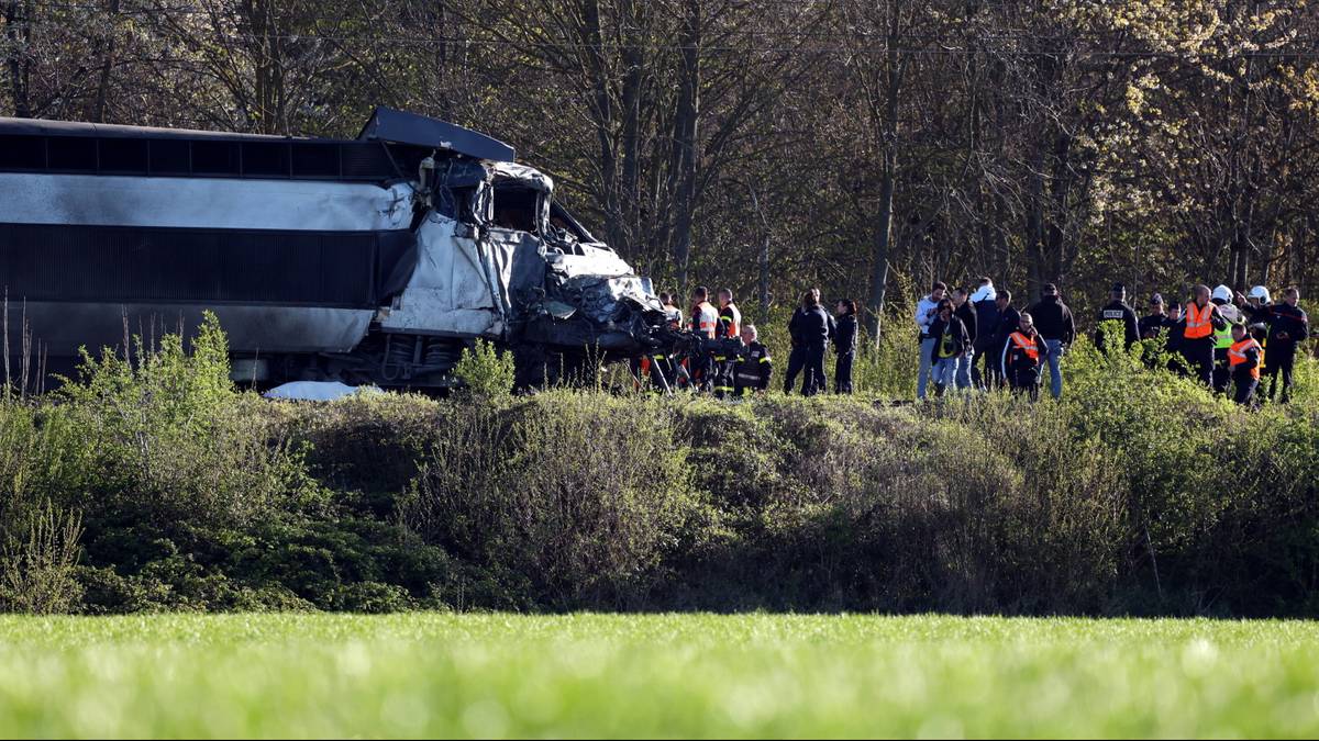 Uderzony pociąg TGV z widocznymi uszkodzeniami po zderzeniu z ciężar&oacute;wką.
