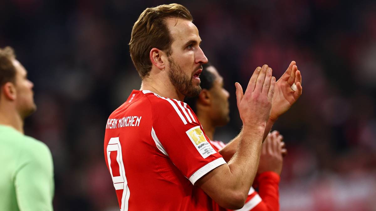 Piłkarze Bayernu Monachium klaszczący na boisku