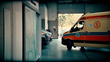 Zaparkowana karetka pogotowia w garażu.