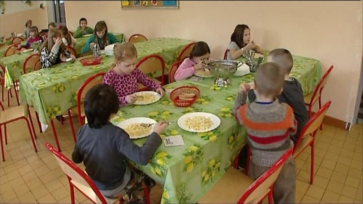Apelują o wydłużenie przerwy obiadowej w szkołach. Żeby nie marnować jedzenia