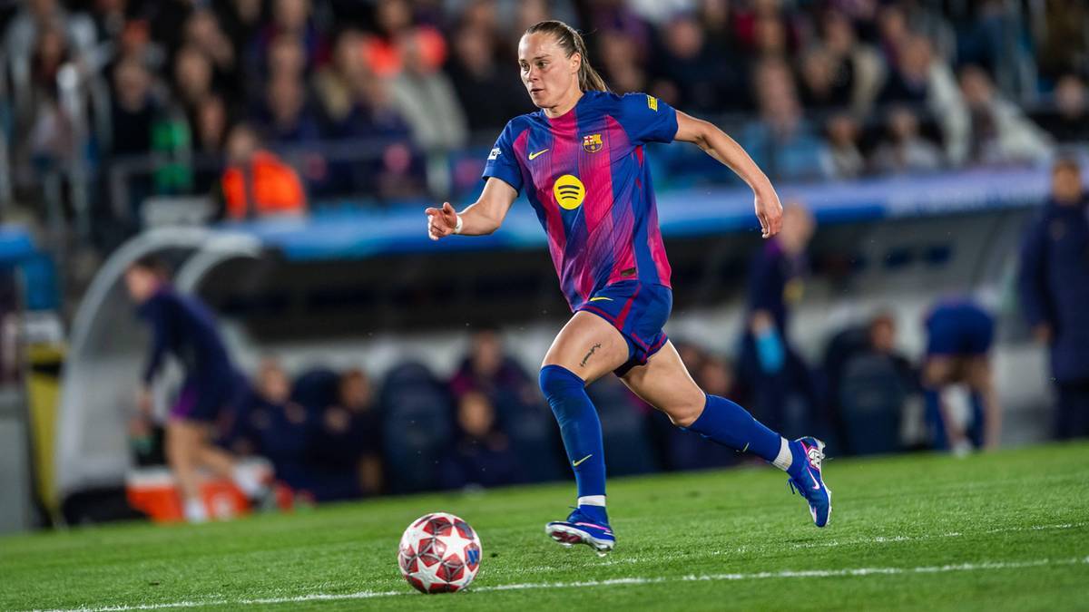 Piłkarka FC Barcelony z piłką przy nodze na boisku.