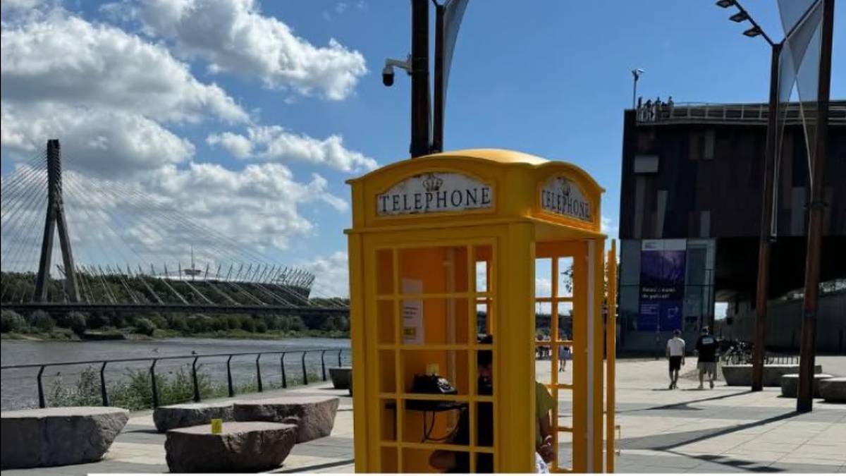 Wyjątkowa budka na bulwarach wiślanych. "Warto odebrać telefon"