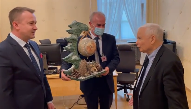 Jarosław Kaczyński otrzymał szopkę od mieszkańców gminy Gnojno