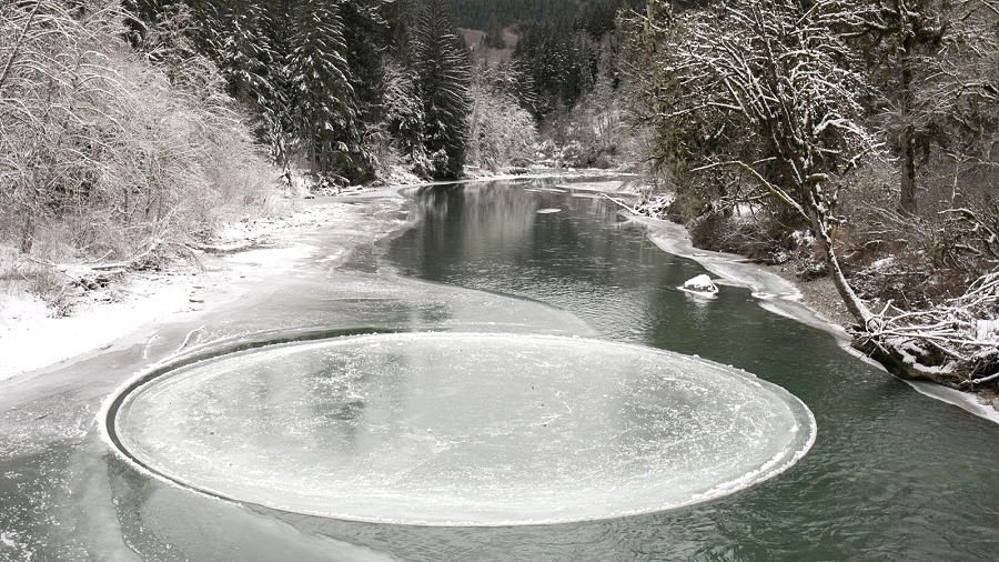 19.03.2020 07:00 Pojawiają się na rzekach i jeziorach. Niektórzy sądzą, że to dzieło kosmitów. Czym są lodowe kręgi?