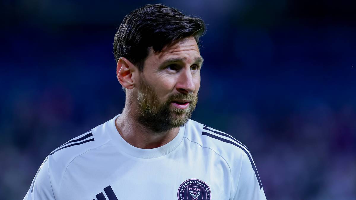 Portret Lionela Messiego w białej koszulce piłkarskiej.