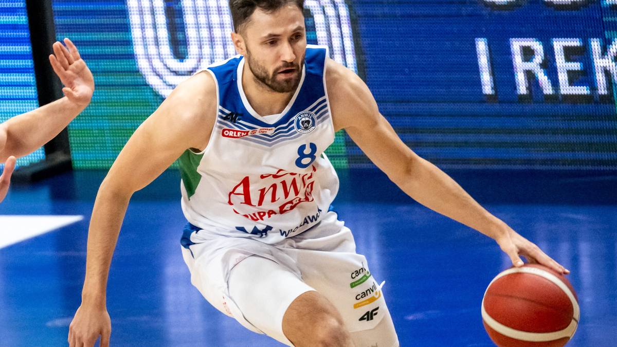 Koszykarz w białej koszulce z numerem 8 i napisem Anwil Włocławek drybluje piłkę.