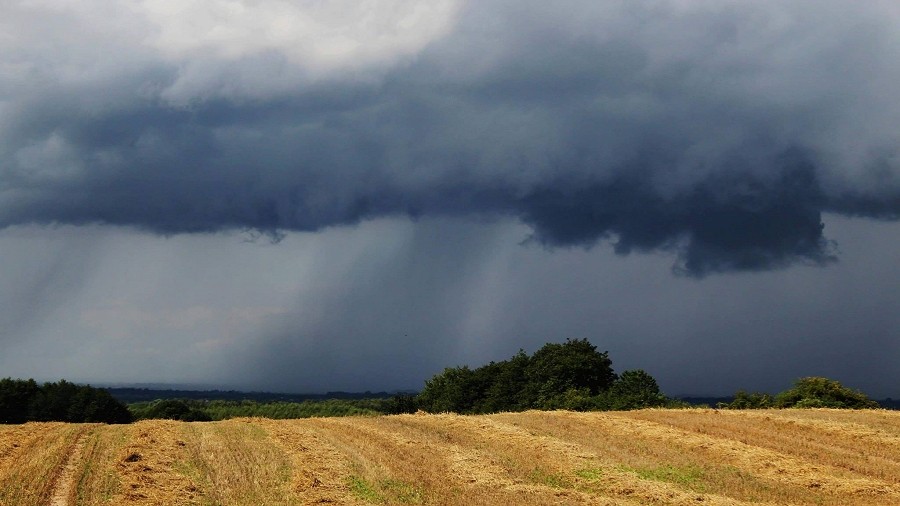 Chmura burzowa ze smugą opadową w Elblągu w woj. warmińsko-mazurskim. Fot.  Info Meteo / Piotr.