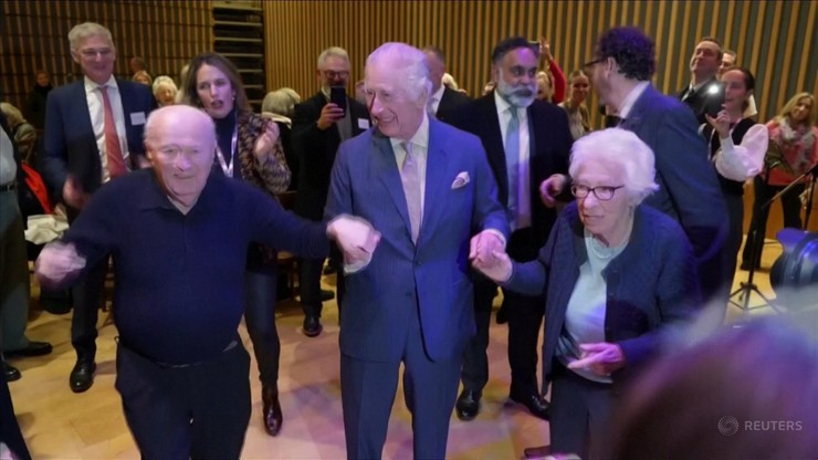 Wielka Brytania: Król Karol III tańczy z siostrą Anne Frank. Uroczystość z okazji Chanuki