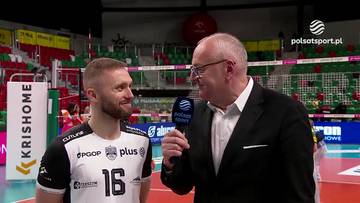 Siatkarz w koszulce z numerem 16 rozmawia z dziennikarzem trzymającym mikrofon.
