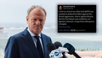 Premier Polski Donald Tusk stoi przed mikrofonami, obok niego wyświetlony jest jego wpis na platformie X dotyczący NATO i Rosji.