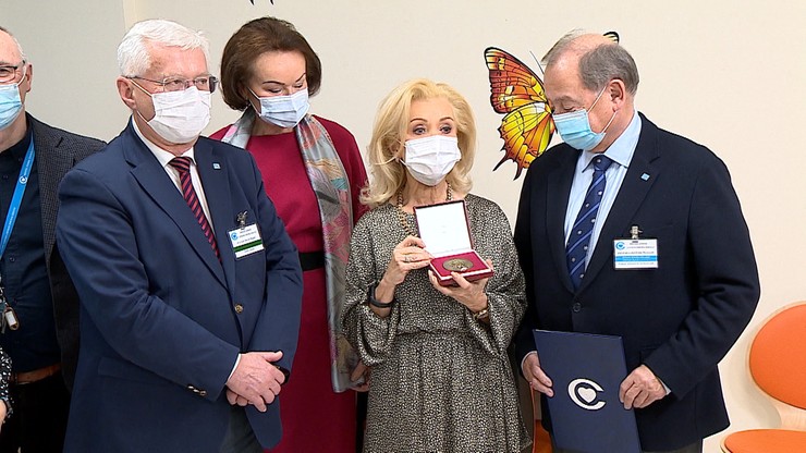 Krystyna Aldridge-Holc, prezes Fundacji Polsat, z medalem zasłużonych dla Centrum Zdrowia Dziecka