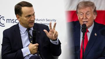 Radosław Sikorski przemawia na forum, obok wizerunek Donalda Trumpa