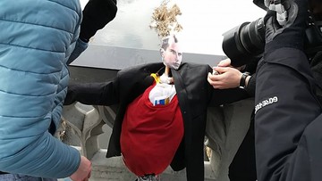 Marzanna z twarzą Bandery. Młodzież Wszechpolska utopiła kukłę w barwach UPA