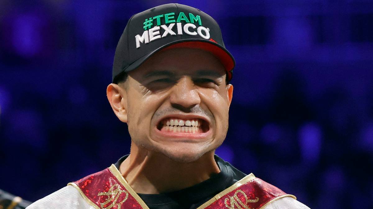 Bokser w czapce z napisem "#TEAM MEXICO" i zaciśniętymi zębami.