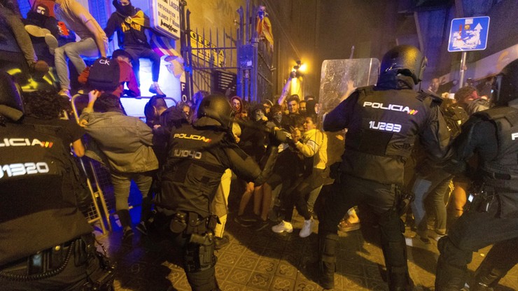 W Barcelonie trwają starcia separatystów z policją