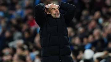 Pep Guardiola trzymający się za głowę w geście rozpaczy.