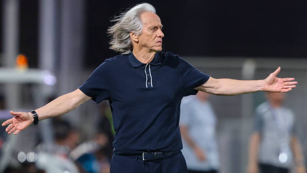 Jorge Jesus, trener piłkarski, z siwymi włosami, w ciemnej koszulce polo, gestykuluje na boisku.