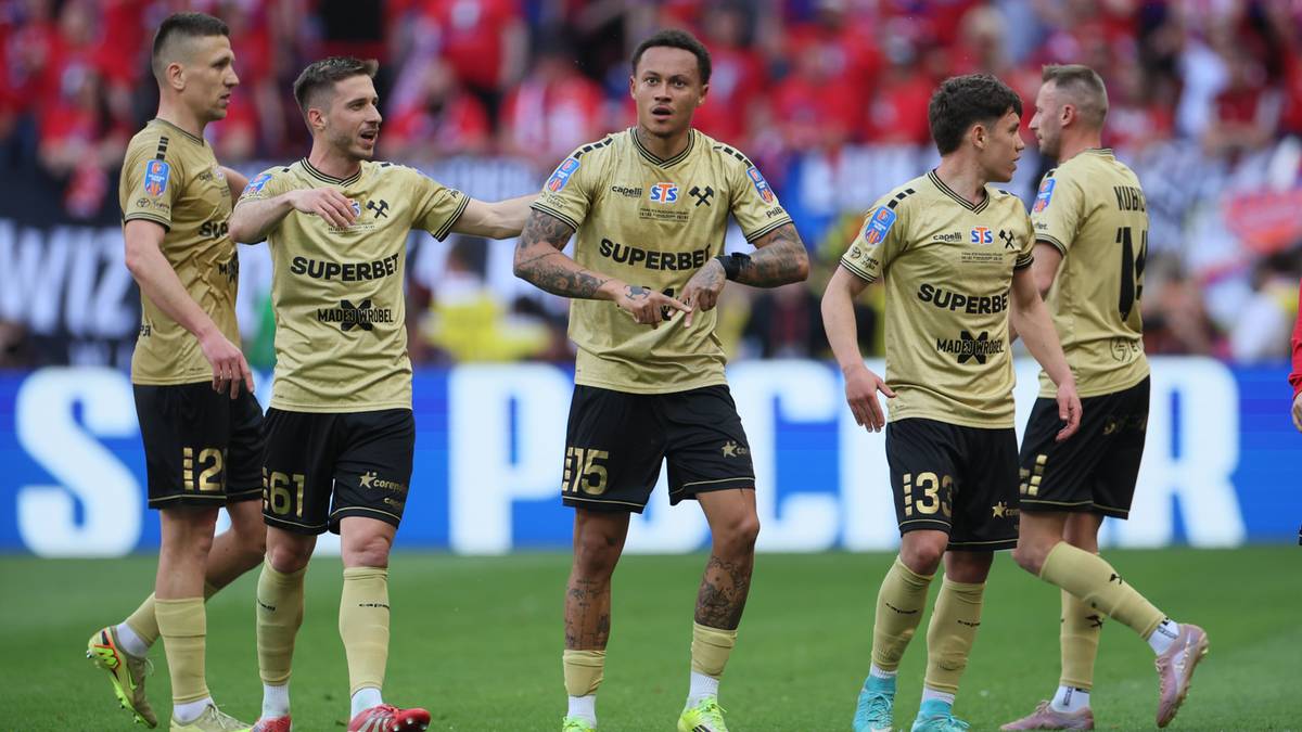 Piłkarze Górnika Zabrze świętują zdobycie bramki podczas finału Pucharu Polski.