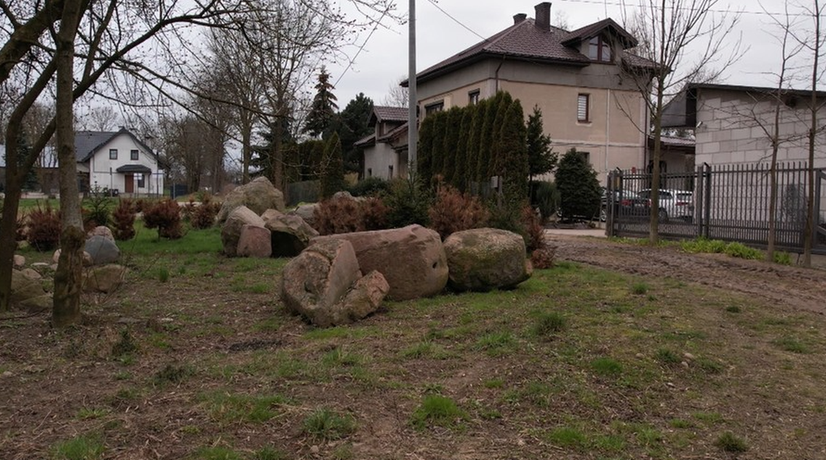 "Interwencja": Gmina zbudowała ogród skalny. Rolnik nie przejedzie