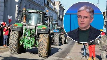 Traktory rolnicze zaparkowane na ulicy, obok nich widoczni ludzie i biało-czerwone flagi. W prawym g&oacute;rnym rogu okrągłe zdjęcie przedstawiające mężczyznę w okularach.