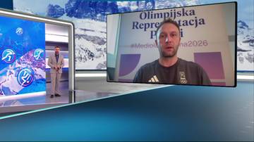 Mężczyzna w garniturze obok ekranu z ikonami sportowymi; w tle mężczyzna przemawia do kamery.