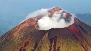25.04.2024 05:56 Turystka podczas pozowania do zdjęć wpadła do krateru czynnego wulkanu. Zobacz ku przestrodze