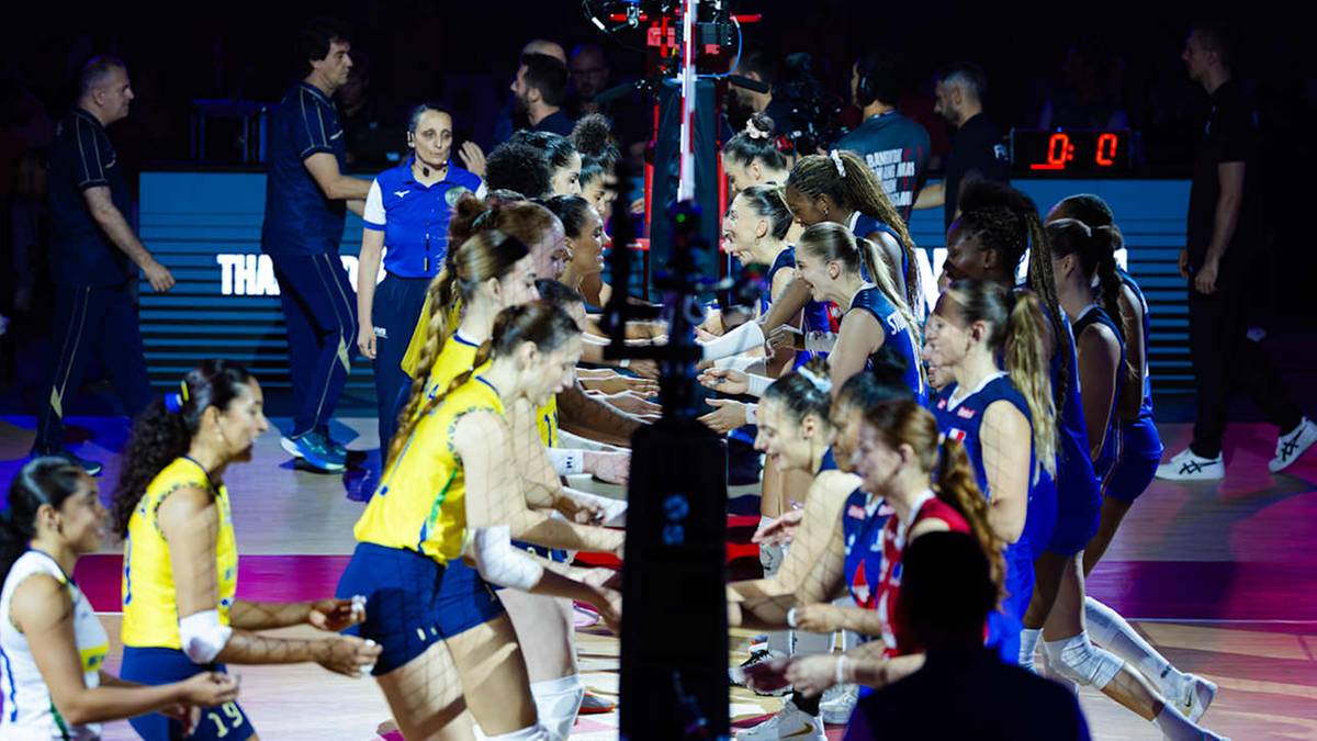 Dwie drużyny siatkarek, Brazylii (w żółtych strojach) i Francji (w niebieskich strojach), podają sobie ręce po meczu.