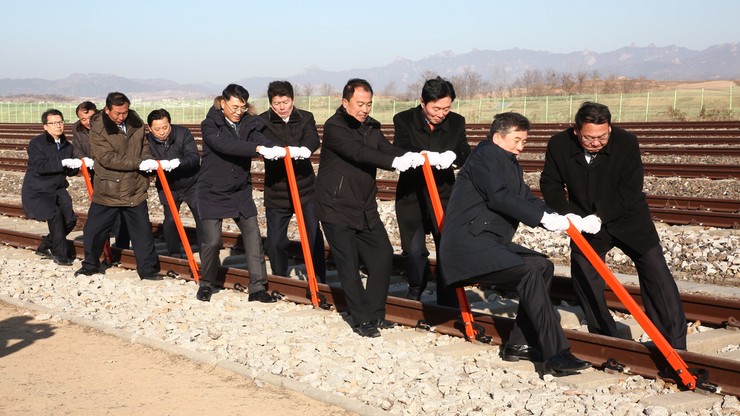 Korea Północna i Południowa zainaugurowały projekt łączenia sieci kolejowej i drogowej