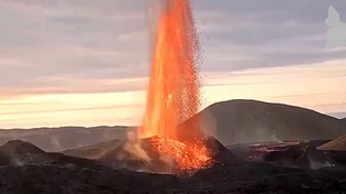 04.05.2021 07:00 Mieszkańcy stolicy Islandii ujrzeli 500-metrowe fontanny lawy, największe od początku erupcji