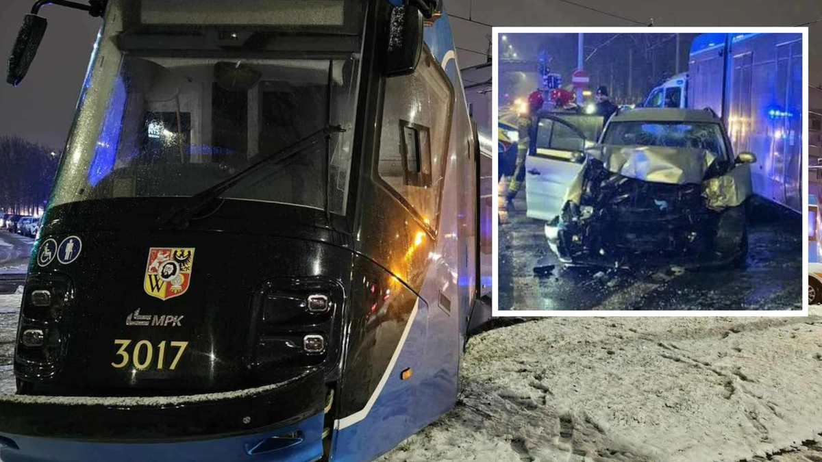 Front tramwaju MPK z numerem 3017 po lewej stronie. W prawym górnym rogu zdjęcie uszkodzonego samochodu po kolizji z tramwajem na zaśnieżonej drodze nocą, z widocznymi służbami ratowniczymi.
