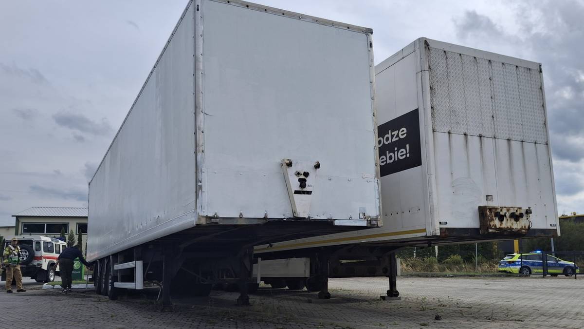 Dwie naczepy bez tablic porzucone na stacji. Wyciekła nieznana substancja