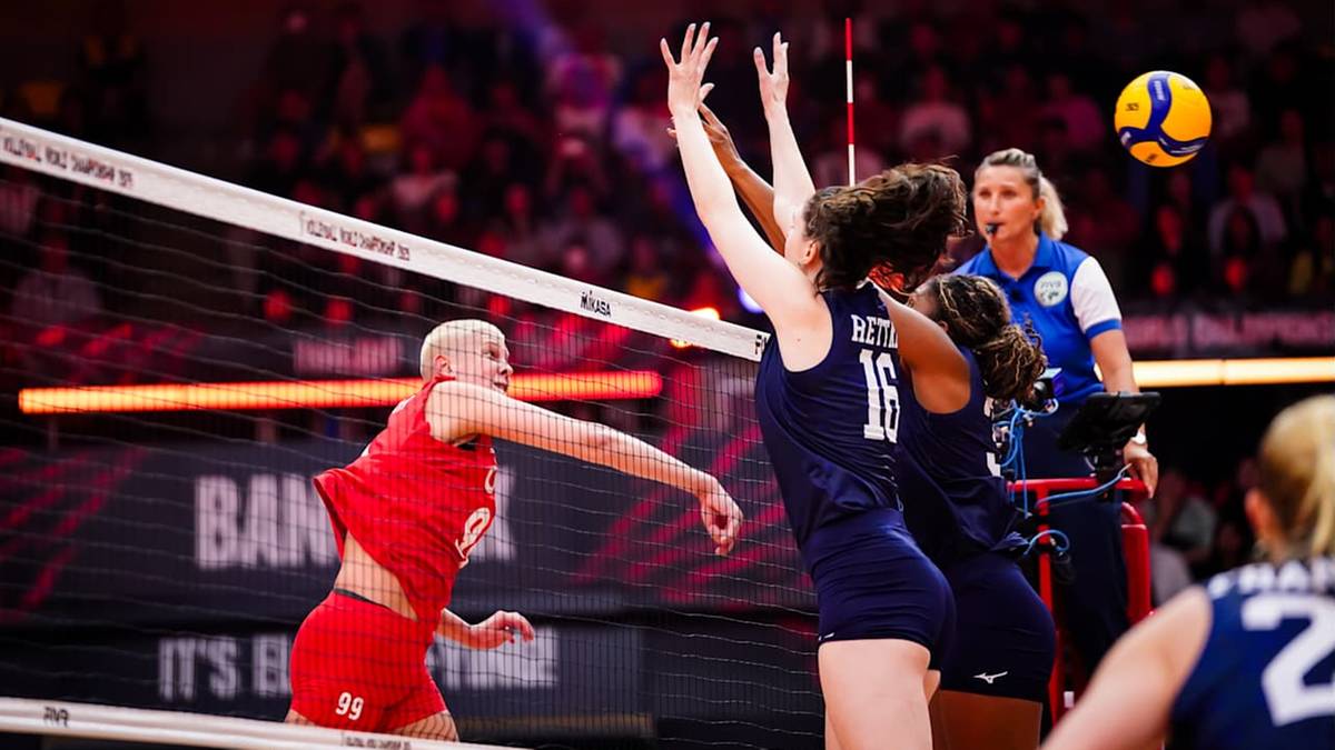 Siatkarka w czerwonym stroju odbija piłkę podczas meczu USA-Turcja na Mistrzostwach Świata.