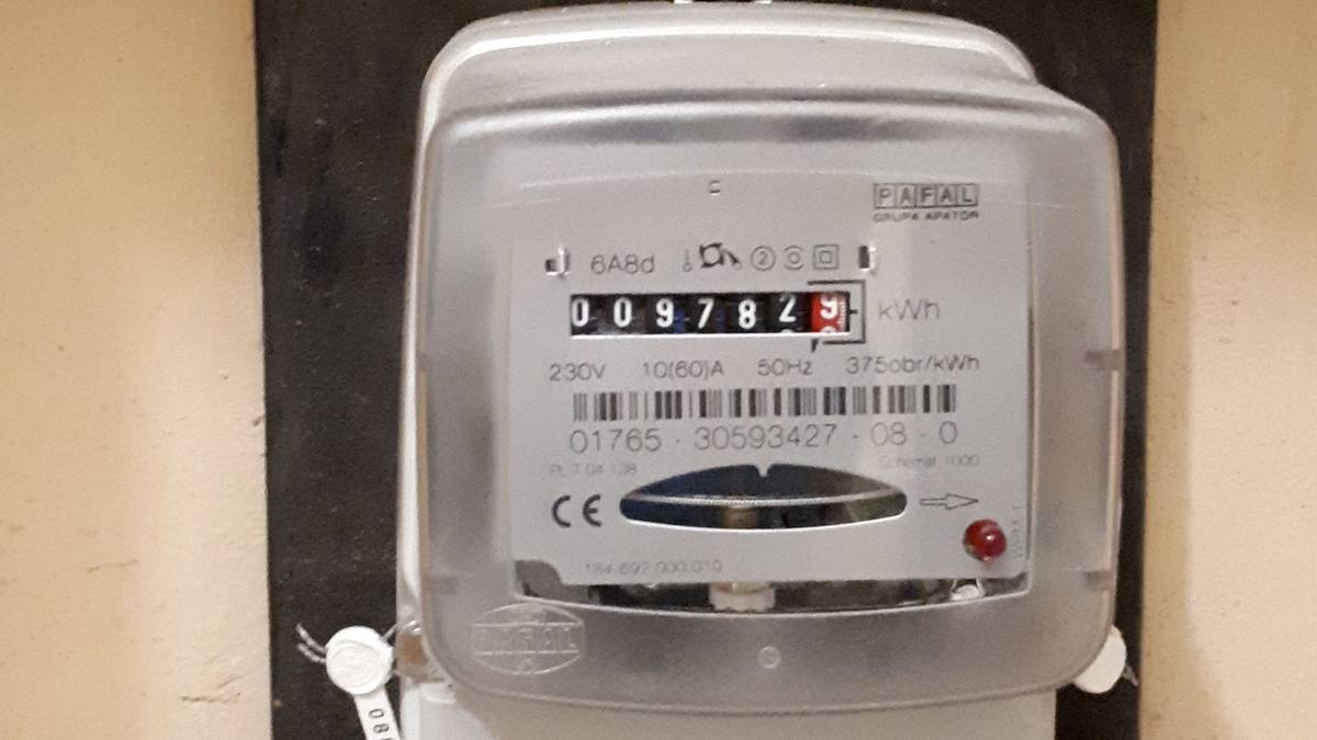 Licznik energii elektrycznej z cyfrowym wyświetlaczem pokazującym zużycie w kWh.