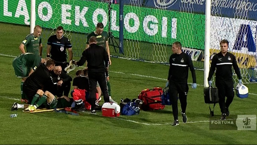 Piłkarz stracił przytomność podczas meczu Fortuna 1 Ligi. Na boisko wjechała karetka (WIDEO)