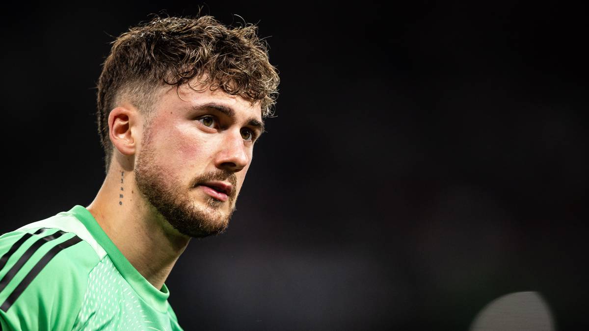 Portret mężczyzny w zielonej koszulce sportowej.