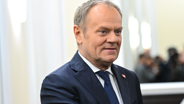Donald Tusk, premier Polski, w garniturze i krawacie